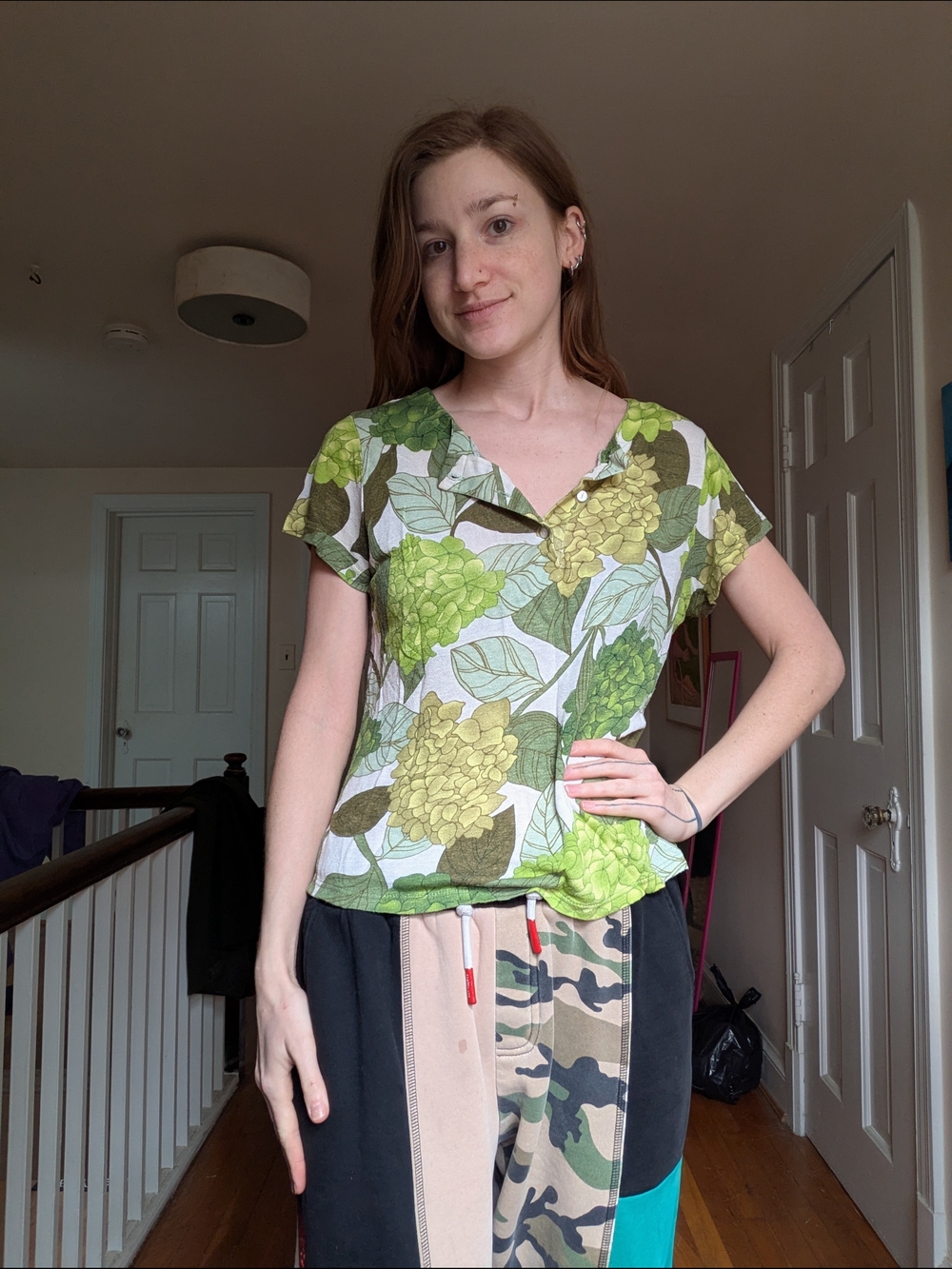 1970s Green and White Floral Knit Short Sleeve Top